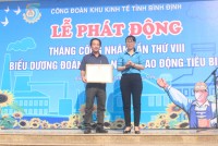 Đ/c Lê Thị Tuyết Trinh – Phó Chủ tịch LĐLĐ tỉnh tặng bằng khen Tổng LĐLĐ Việt Nam cho CĐCS chi nhánh Công ty CP Bia Sài Gòn miền Trung tại Quy Nhơn