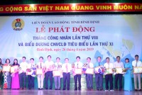 Đ/c Nguyễn Tuấn Thanh – PCT UBND tỉnh và Đ/c Nguyễn Thị Bích Thủy – PCT thường trực LĐLĐ tỉnh trao bằng khen UBND về phong trào lao động sáng tạo