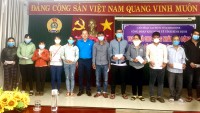 Công đoàn Khu kinh tế tỉnh Bình Định trao quà cho công nhân lao động