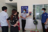 Công đoàn Trường Cao đẳng Kỹ thuật công nghệ Quy Nhơn phối hợp trao tặng 20 máy sát khuẩn và đo thân nhiệt tự động