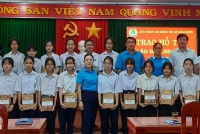 Lao động thị xã Hoài Nhơn: Trao tặng vải áo dài cho con của đoàn viên, người lao động có hoàn cảnh khó khăn