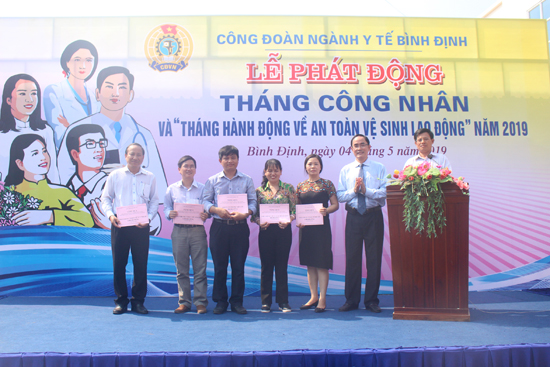 Đ/c Trần Văn Trương – Chủ tịch Công đoàn ngành Y tế tặng quà cho cán bộ, đoàn viên