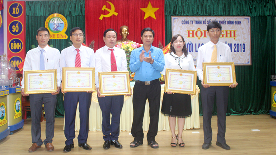 Đ/c Nguyễn Mạnh Hùng – Chủ tịch LĐLĐ tỉnh tặng bằng khen cho các tập thể xuất sắc