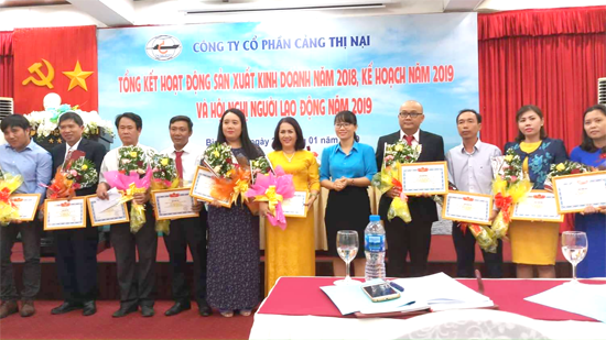 Đ/c Lê Thị Tuyết Trinh - Phó Chủ tịch LĐLĐ tỉnh khen thưởng các cá nhân đạt thành tích xuất sắc năm 2018