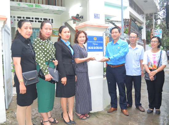 Đ/c Đỗ Văn Định - Chủ tịch LĐLĐ thành phố Quy Nhơn Trao quyết định hỗ trợ kinh phí sửa chữa nhà cho đoàn viên