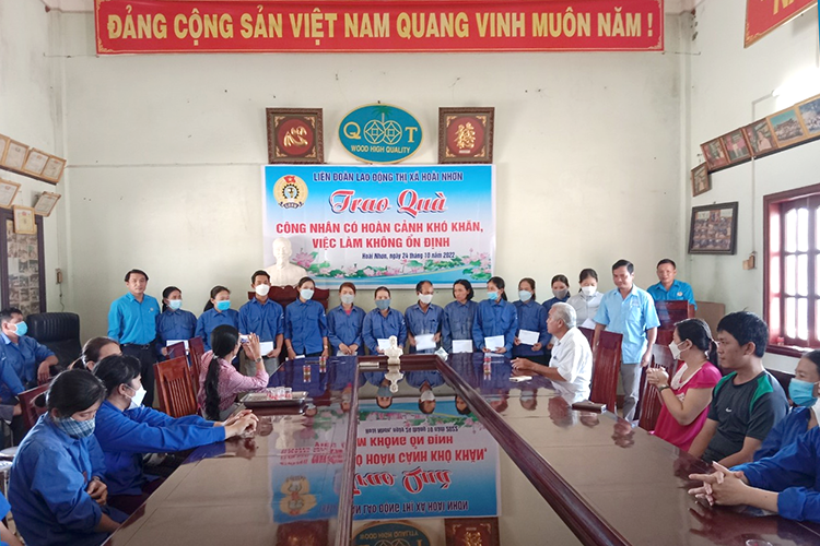 hình trao quà cty thanh quý 24 10